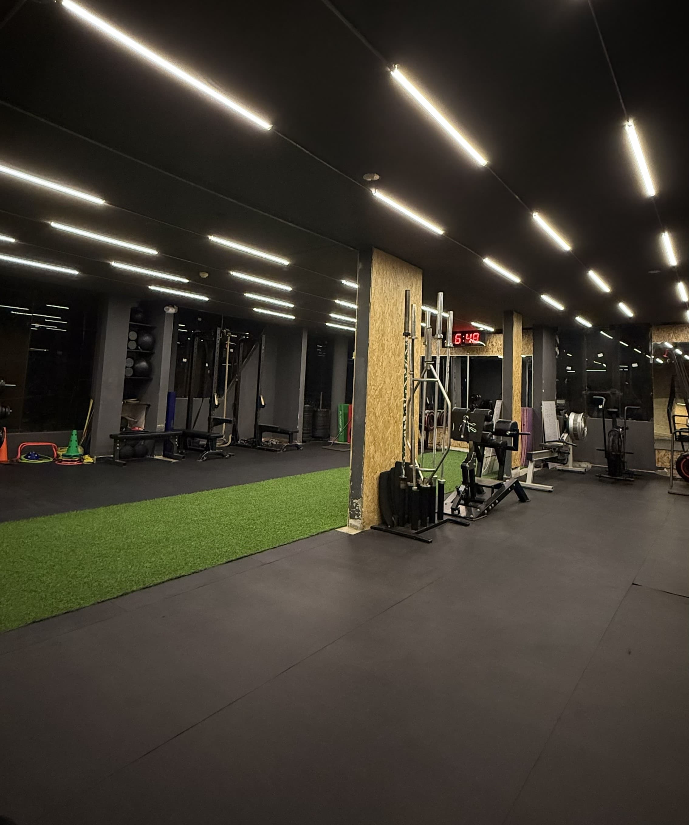 Zona de musculación con equipos profesionales